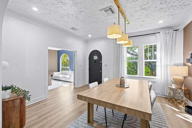 Building Photo - 715 Kaye St