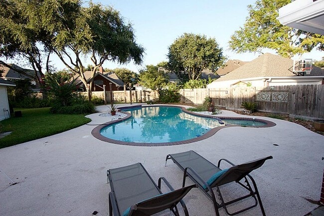 Building Photo - 1615 Greenleaf Oaks Dr
