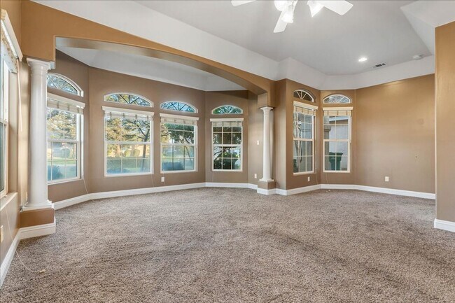 Building Photo - West Bakersfield Custom Home for Rent Available Now!