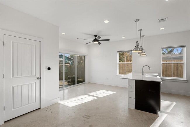 Building Photo - 1003 Fiesta St