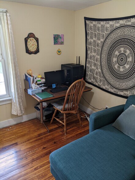 Bedroom 1/office space - 1228 W Barnes Ave