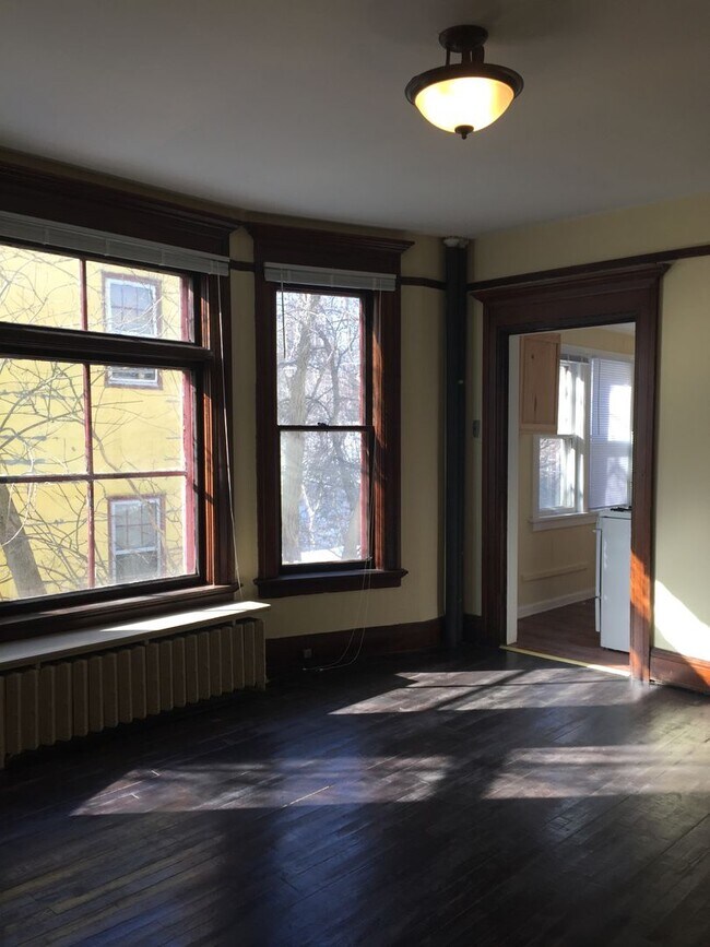 Building Photo - 1317 E 2nd St