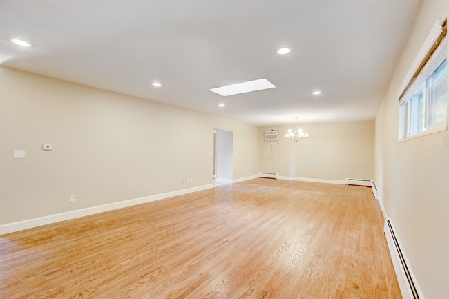 Building Photo - Spacious & Modern Home in Crestmoor Park!