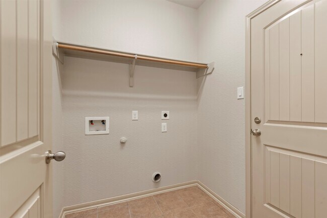 Building Photo - 8734 Auburn Mane Dr