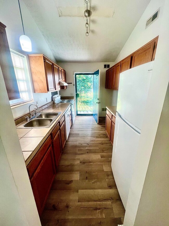 Building Photo - Buena Vista Cottage for Rent!