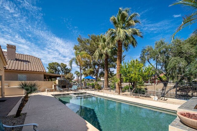 Building Photo - 4725 N Brookview Terrace