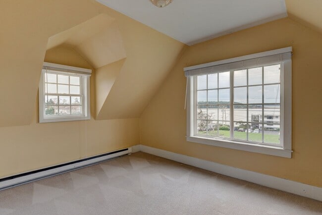 Building Photo - Pet Friendly 2 Bed, 1 Bath Home