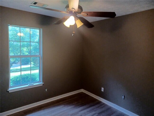 Building Photo - 6110 Lakeside Ct
