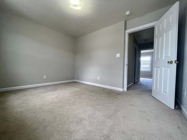 Building Photo - Splendid on Springwood