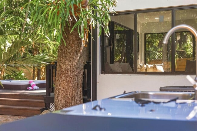 Building Photo - 751 NE 80th St