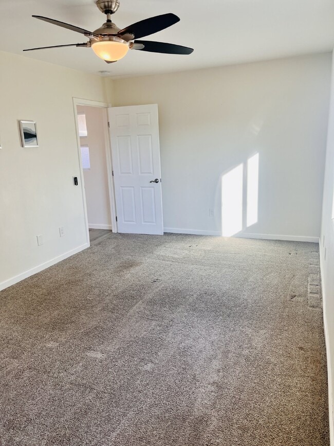 Building Photo - Gorgeous 3 bd, 2.5 ba on 1 acre