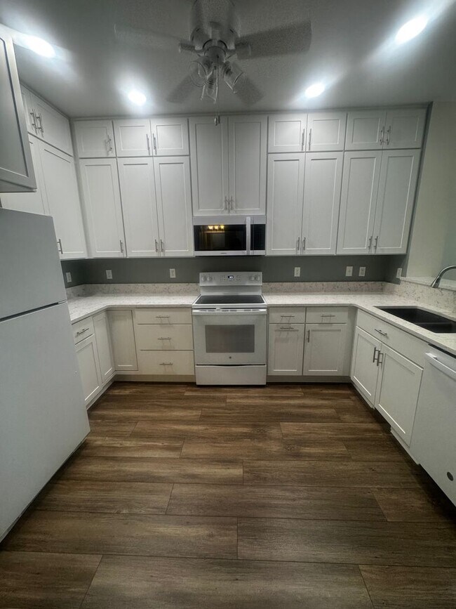 Building Photo - 2 Bed 3 Bath Townhome on Dublin & Powers