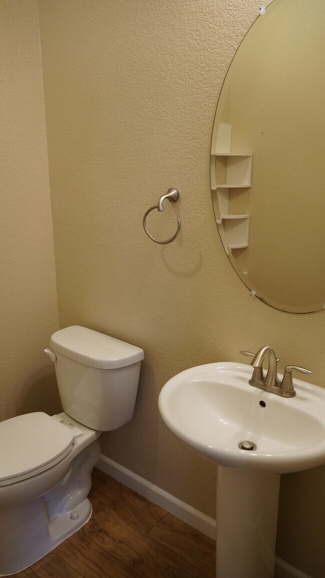 Building Photo - Beautiful two story home in Roseville!