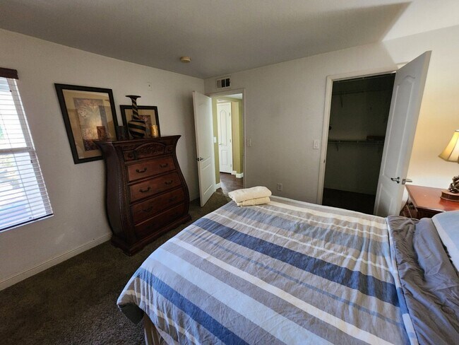 Building Photo - Gated 2 Bedroom Condo - Furnished