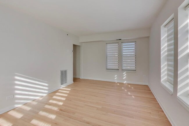 Building Photo - 1 W Oak Ave