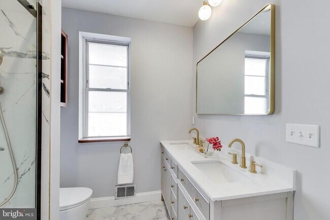 Building Photo - 1006 Otis Pl NW