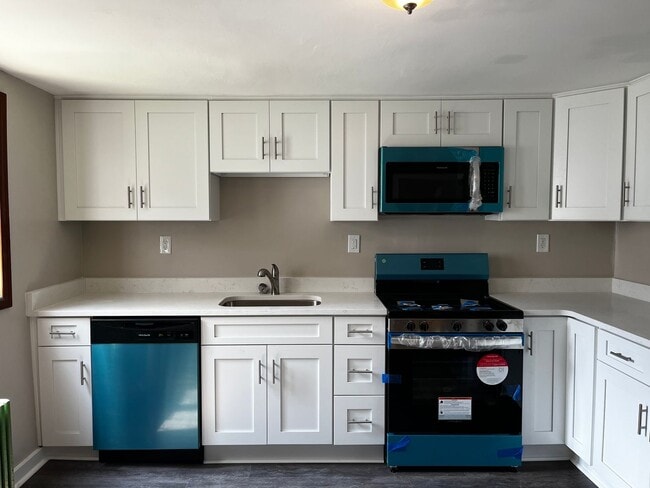 Building Photo - Renovated 2BD/1BATH House - Off-Street Parking, Laundry, AC