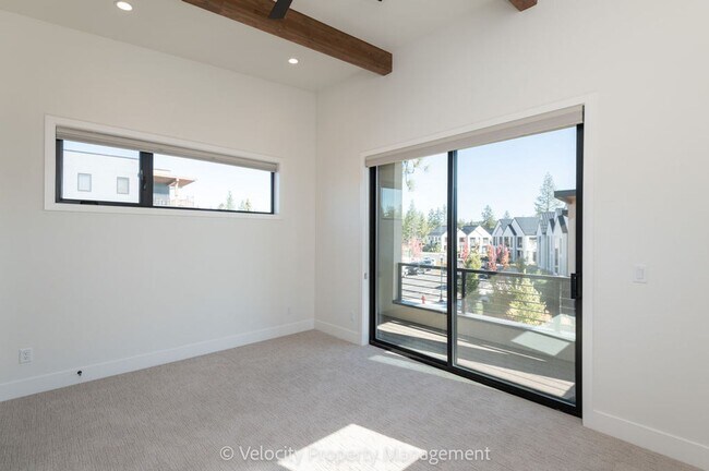 Building Photo - M713