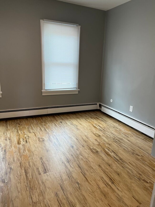 Building Photo - Beautiful 3-bedroom, 1.5-bathroom home in the heart of Lancaster!