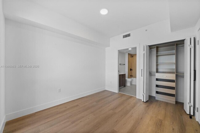 Building Photo - 2479 NE 192 St