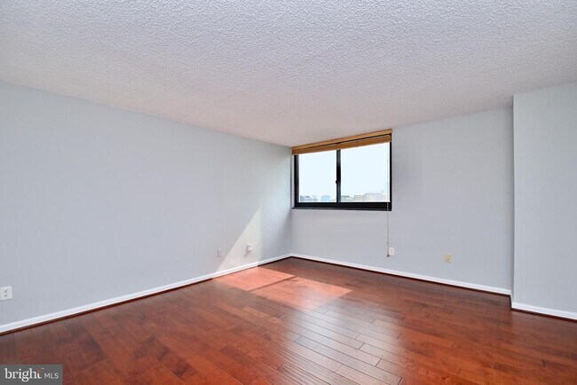 Building Photo - 1101 S Arlington Ridge Rd