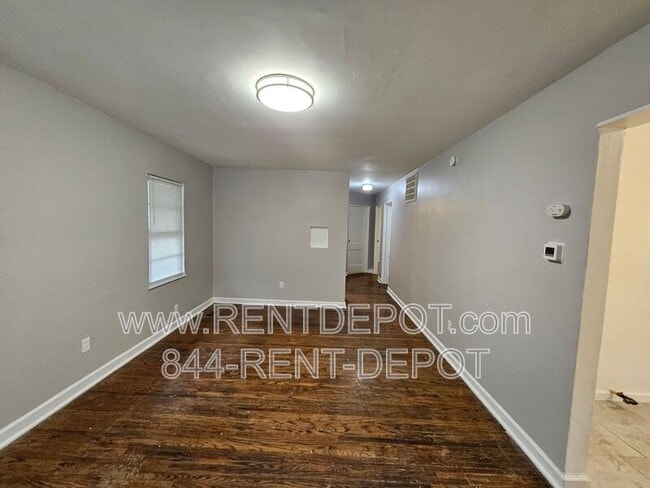 Building Photo - 1528 SE Riverside Dr