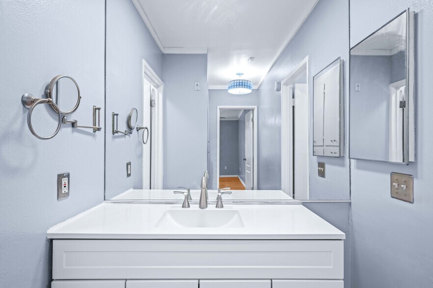 Building Photo - 12801 Moorpark St