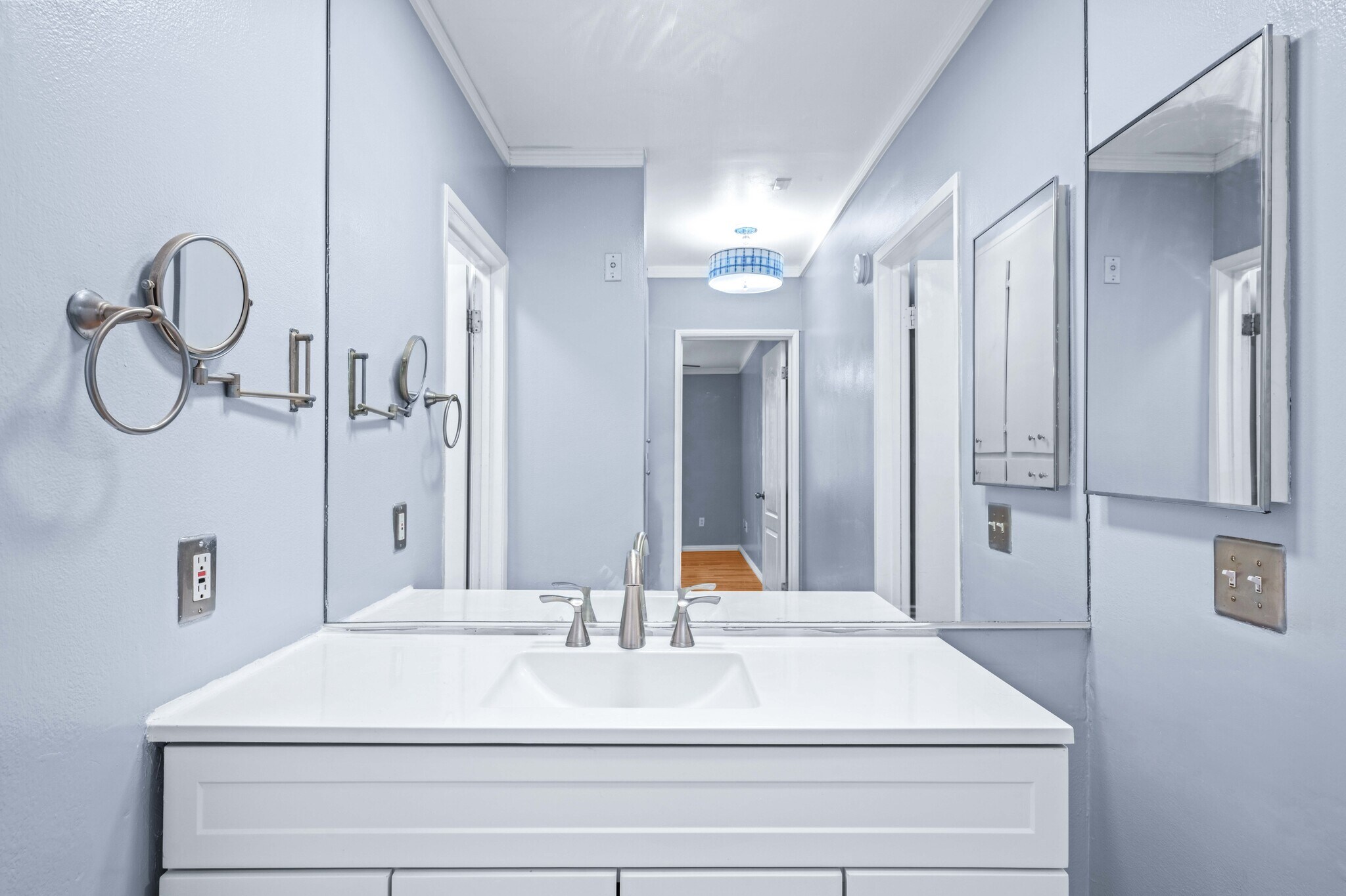 Building Photo - 12801 Moorpark St