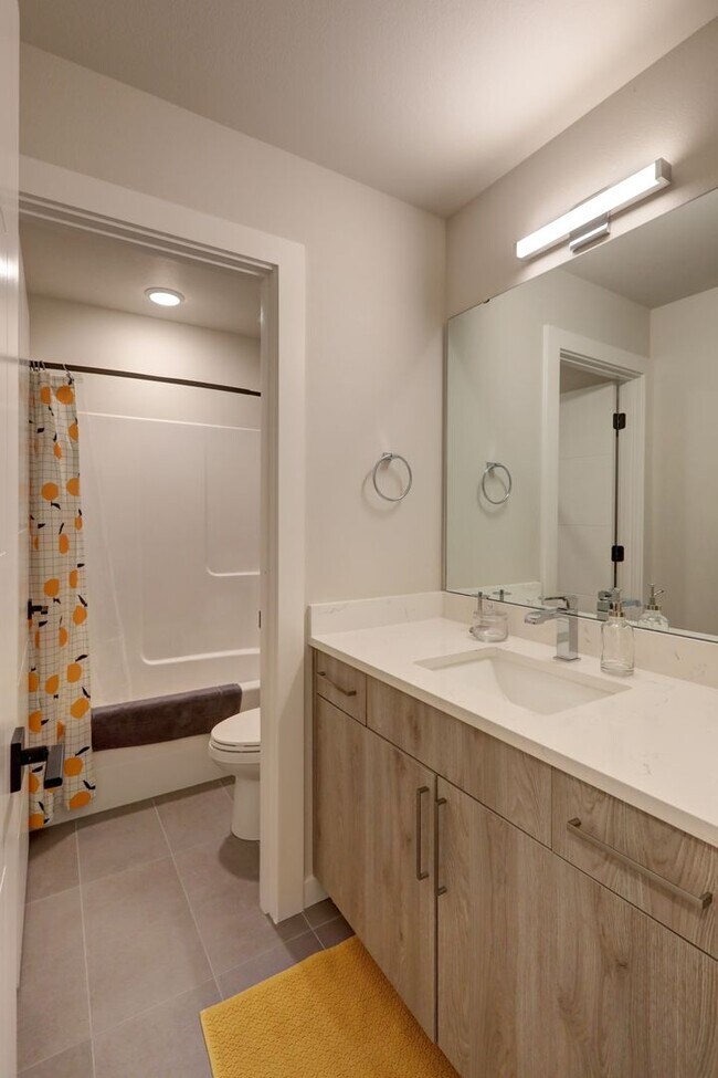 Building Photo - Beautiful and Spacious 4bd/4ba Townhome Av...