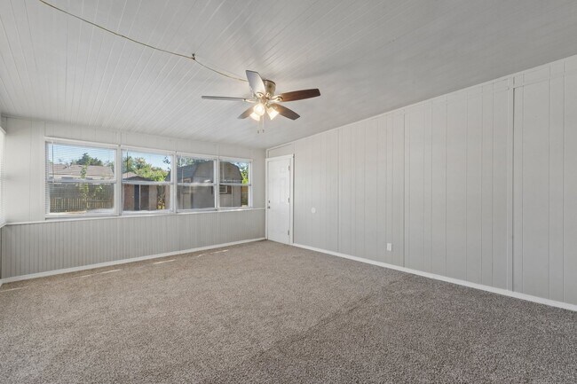 Building Photo - 224 E Myrtle Ln