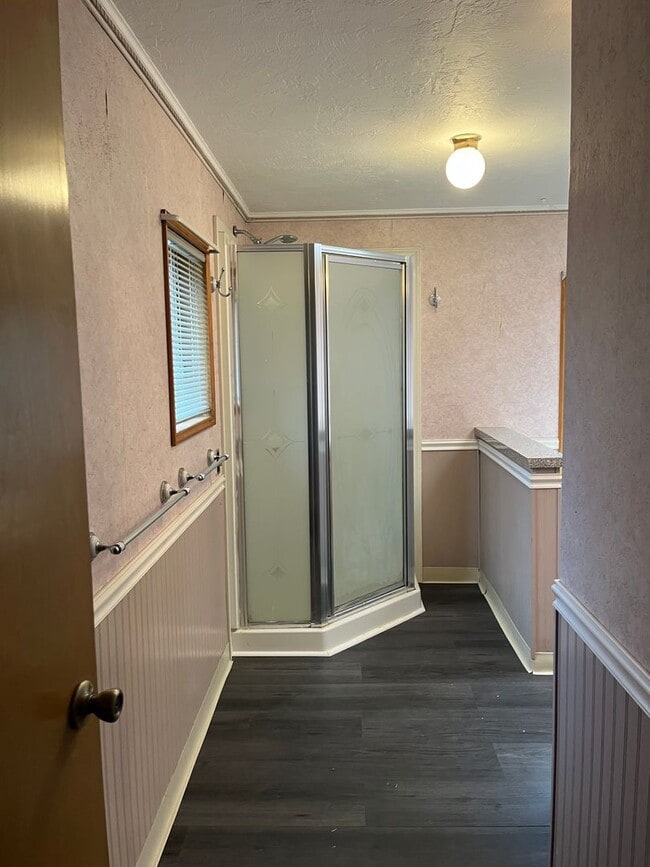 Building Photo - 261 Crest Dr