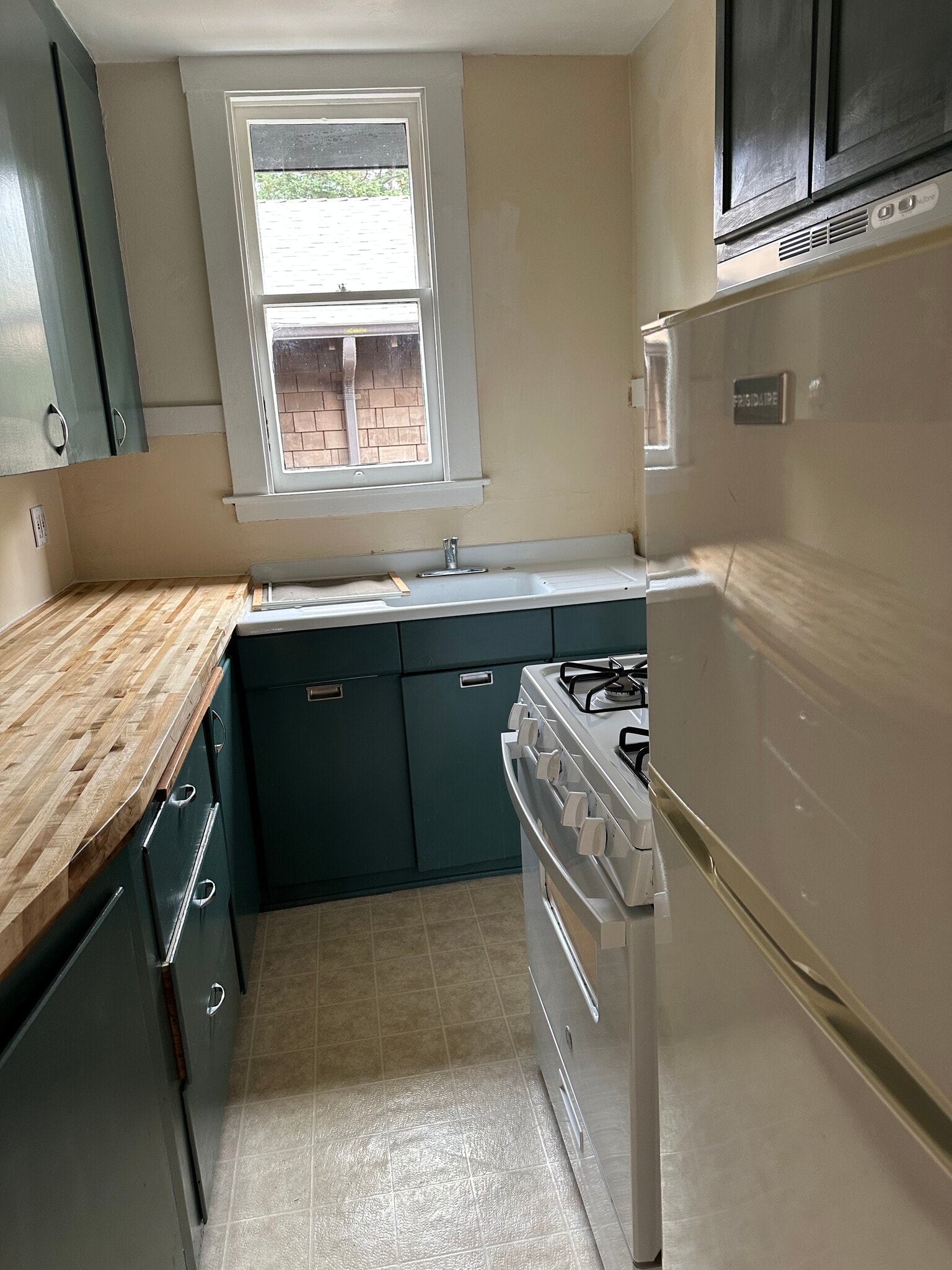 Kitchen with brand new countertop - 2738 Garber St