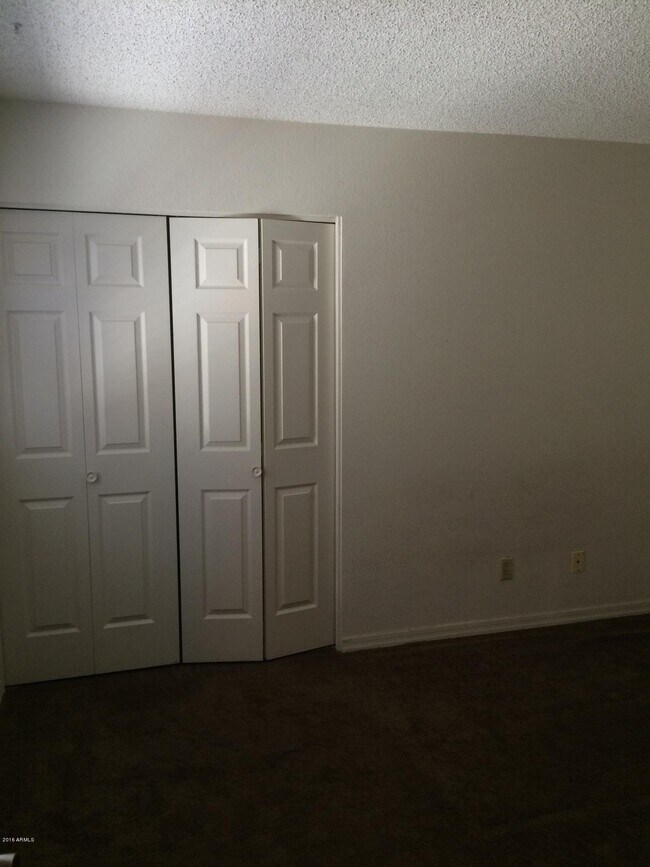 Building Photo - 304 E Bluebell Ln