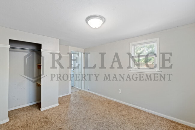 Building Photo - 617 N Clara St