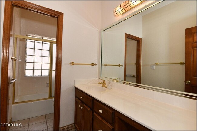 Building Photo - 1004 Los Jardines Cir