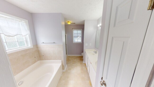 Building Photo - 4 Bedrooms in Sought After Neighborhood & ...