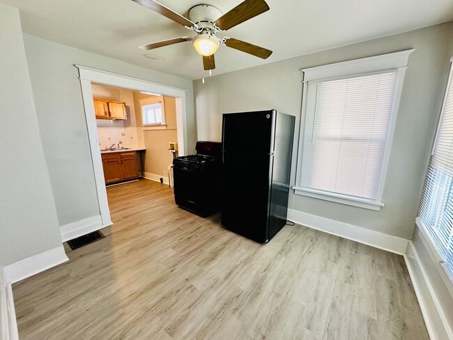 Building Photo - Adorable 2 bedroom home with two living ar...