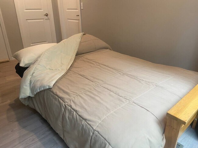 Building Photo - 8A Oak Rd