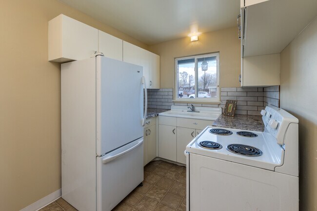 Building Photo - 1100 Kirman Ave
