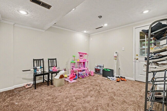 Building Photo - 302 Prospect Dr