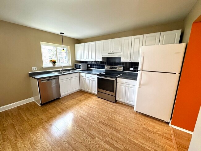 Building Photo - 2215 Nichols Rd