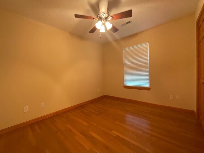 Building Photo - Clean and tidy 3 bedroom/1 bath near Cherokee Park