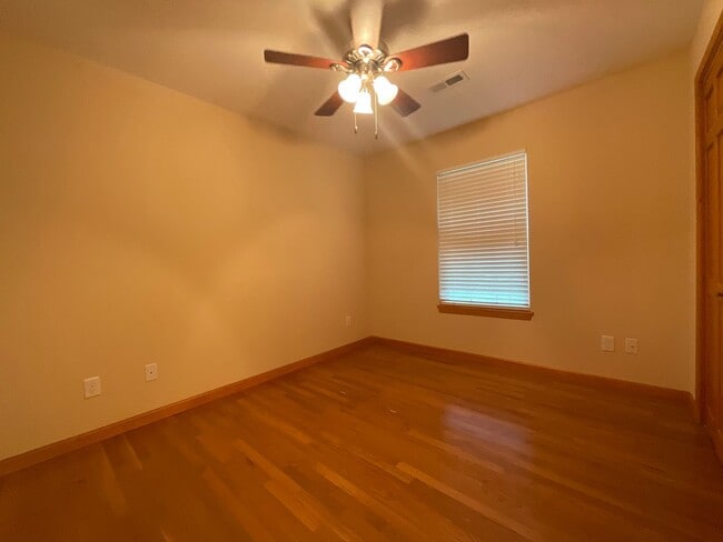 Building Photo - Short term - Clean and tidy 3 bedroom/1 bath near Cherokee Park