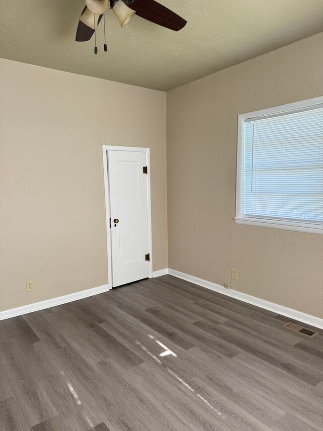 Building Photo - CUTE 3 BDRM 1 bath HOME with garage
