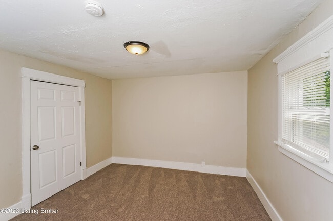 Building Photo - 3630 River Park Dr