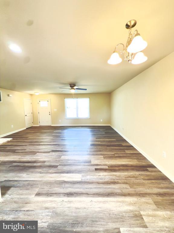 Building Photo - 65 Oak Ln