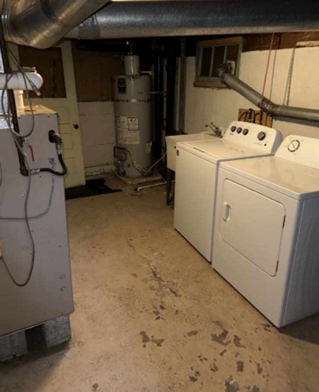 Building Photo - Large House, 6 Bedrooms Preleasing NOW!