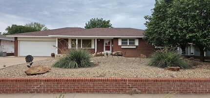 Building Photo - Gorgeous 3 bedroom, 2 bath home Available 4/17