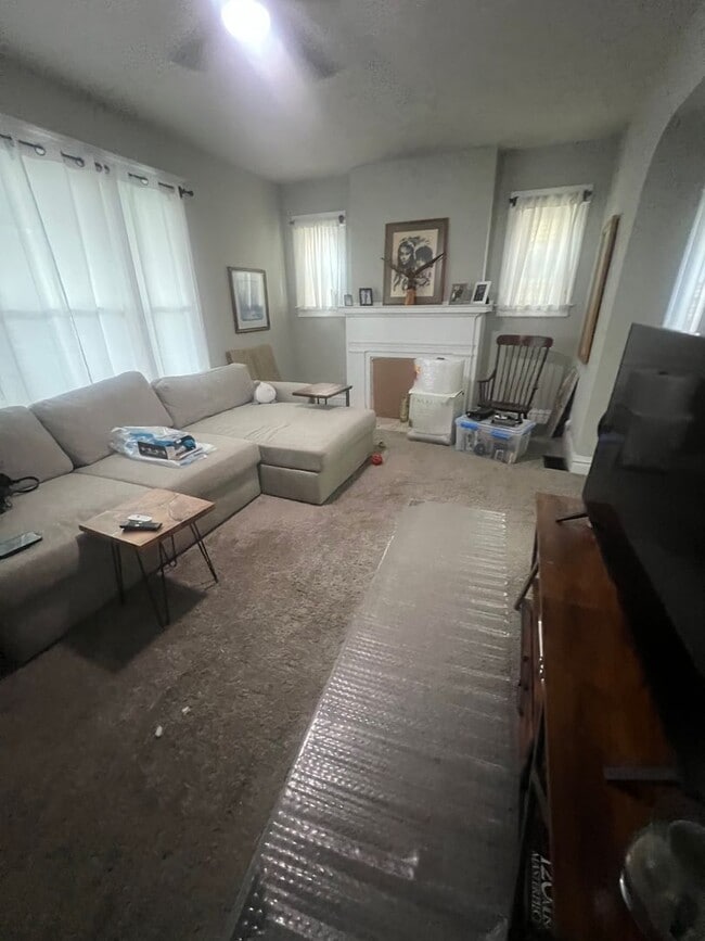 Building Photo - **Hawthorne Place** Pet Friendly 5 Large Bedrooms 2 Full Baths!