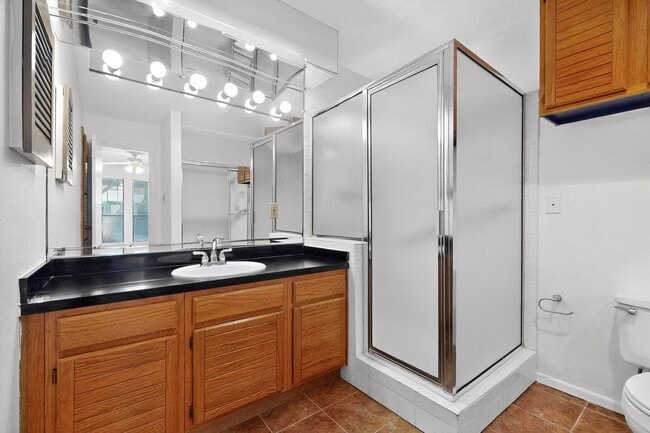 Building Photo - Spacious Townhome with Lake Views on a Pri...